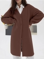 Detail der kaffeebraunen langen Strickjacke mit überschnittenen Schultern und Knöpfen - S / Kaffeebraun