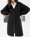 Detailaufnahme der langen Strickjacke mit V-Ausschnitt, Knöpfen und modischen Rippbündchen - S / Schwarz