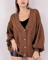 Κοντινό πλάνο καφέ oversized πλεκτής ζακέτας με σχέδιο κοτσίδα και ξύλινα κουμπιά - S / Καφέ