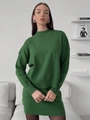 Detalle del conjunto de punto verde oscuro con textura de canalé y cuello semialto - Talla única / Verde
