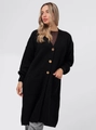 Detailansicht der schwarzen Strickjacke mit V-Ausschnitt und runden Holzknöpfen - Schwarz