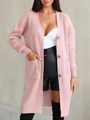Detailaufnahme des rosa langen Strick-Cardigans mit grober Textur und Holzknöpfen am Saum - Rosa