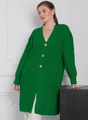 Detailansicht der smaragdgrünen Strickjacke mit V-Ausschnitt und Holzknöpfen - Grün