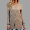 Détail d'un pull en maille marron clair avec col en V, design croisé et tissu texturé - S / Kaki