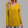 Détail d'un pull en maille jaune vif à manches longues avec col en V croisé et bord côtelé - S / Jaune