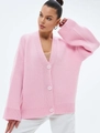 Detail van lichtroze gebreid vest met grove textuur en grote ronde knopen - S / Roze