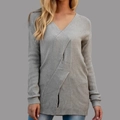 Détail d'un pull en maille grise à col en V avec un design croisé élégant et moderne - S / Gris