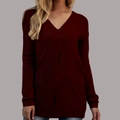 Gros plan sur le pull en maille bordeaux avec col en V et design croisé élégant - S / Bordeaux