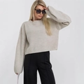 Dettaglio della trama a maglia di un maglione corto crema da donna con girocollo classico - S / Tops / Beige