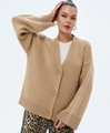 Detail van camel gebreid vest met V-hals, grote knopen en geribbelde manchetten voor dames - S / Khaki