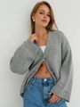 Détail du cardigan gris en maille col V avec gros boutons et texture côtelée - Gris clair