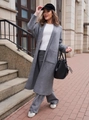 Dettaglio di un cardigan lungo in maglia grigia con frontale aperto e grandi tasche laterali - S / Grigio
