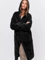 Lungo cardigan nero con cappuccio in pelliccia sintetica e ampie tasche invernali - S / Nero