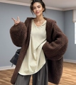 Gros plan sur un cardigan en grosse maille marron foncé avec un tissage épais et texturé - S / café