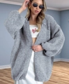 Gros plan d'un cardigan gris en maille épaisse avec manches larges et texture moelleuse - S / Gris clair