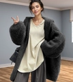 Détail d'un cardigan gris foncé surdimensionné montrant la maille épaisse et la coupe ample - S / Gris