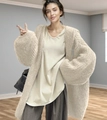 Détail d'un cardigan en maille beige avec coutures épaisses et design d'épaules tombantes - S / Abricot