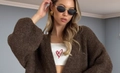 Détail d'un cardigan en maille marron foncé avec texture moelleuse et débardeur à cœurs - S / café