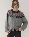 Détail d'un cardigan en maille Fair Isle avec motifs géométriques et boutons en bois - S / Gris