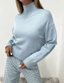 Dettaglio del maglione a collo alto azzurro con polsini a costine e trama morbida - S / Azzurro