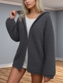 Dettaglio del cardigan grigio scuro con cappuccio in morbida maglia effetto visone - S / grigio scuro