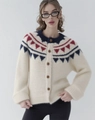 Détail du motif en tricot Fair Isle et des boutons en bois sur le cardigan crème - S / Abricot