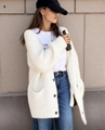 Détails du gilet blanc surdimensionné en tricot avec boutons foncés et poches larges - S / Abricot
