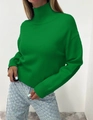 Dettaglio di un maglione oversize a collo alto verde brillante con bordi a coste - S / Verde