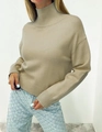 Dettaglio maglione a collo alto color avena con polsini a coste e spalle scese alla moda - S / Cachi