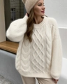 Primer plano de jersey de punto trenzado crema y gorro a juego con textura de mohair - S / Blanco