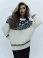 Détail du motif géométrique Fair Isle sur un pull en maille douce couleur crème - S / Blanc Cassé