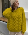 Detalle de jersey de punto trenzado amarillo mostaza con perla dorada y cuello - S / Amarillo