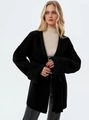 Γυναικεία μαύρη πλεκτή ζακέτα σε μακριά oversized γραμμή με πεσμένους ώμους για το χειμώνα - S / Μαύρο