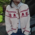 Cárdigan de punto blanco navideño con motivos festivos rojos y botones de madera - Talla única / Blanco Roto