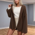 Cardigan con cappuccio marrone scuro oversize in maglia spessa di peluche per l'autunno - S / caffè