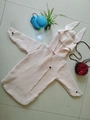 Dettaglio del cardigan rosa in maglia per neonati con orecchie da coniglio 3D e bottoni neri - 0-1 Anni / Rosa