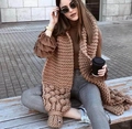 Sciarpa in maglia grossa caramello con grandi pompon decorativi per un look invernale chic - Sciarpa / Cachi Scuro