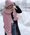 Dettaglio della sciarpa in maglia spessa rosa con pon pon ed etichetta a cuore sulla neve - Set Berretto Sciarpa / Rosa Antico
