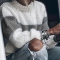 Pull en maille mohair décontracté pour femme avec rayures horizontales blanc et taupe - S / Gris