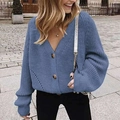 Blauw grofgebreid vest met V-hals en grote marmeren knopen op een straatachtergrond - S / Denim Blauw