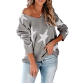 Detalle de suéter gris de punto con cuello en V, estrellas blancas y puños elásticos - S / Gris