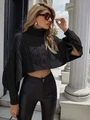 Detalle de jersey poncho negro de punto con cuello alto y pantalones de cuero mate - Talla única / Negro
