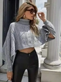 Detalle del tejido de un jersey de cuello alto tipo poncho gris con elegantes mangas abiertas - Talla única / Gris