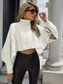 Jersey poncho blanco de cuello alto con trenzados y pantalones ajustados de cuero negro - Talla única / Blanco