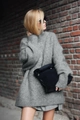 Gros plan sur la maille d'un pull gris oversize avec emmanchures tombantes sur brique - S / Hauts / Gris clair