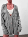 Dettaglio dei bottoni in cristallo a forma di cuore rosa sul cardigan grigio a trecce - S / Grigio chiaro