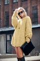 Primo piano del soffice maglione oversize giallo in maglia con morbida trama in mohair all'aperto - S / Giallo