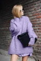 Dettaglio maglione oversize viola in maglia testurizzata mohair con polsini a coste - S / Viola