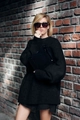 Vue détaillée du pull en maille noir oversize avec col rond et texture douce effet polaire - S / Hauts / Noir