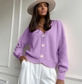 Dettaglio del cardigan in maglia lavanda con coste verticali e grandi bottoni avorio - Taglia unica / Viola